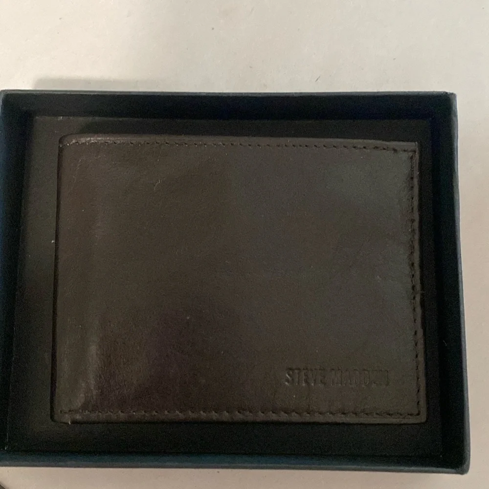Steve madden men's bifold leather wallet Dark Brown 6 slots Smooth New in Box